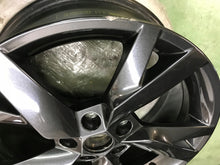 Laden Sie das Bild in den Galerie-Viewer, 1x Alufelge 17 Zoll 6.5&quot; 5x112 46ET Glanz 5E3601025AE Skoda Rim Wheel