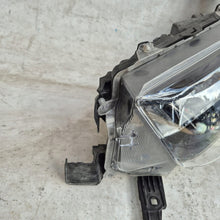 Laden Sie das Bild in den Galerie-Viewer, Frontscheinwerfer Toyota Hilux VIII Links Scheinwerfer Headlight SCH3669776049rp