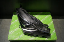 Laden Sie das Bild in den Galerie-Viewer, Frontscheinwerfer Toyota Yaris Rechts Scheinwerfer Headlight