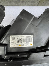 Load image into Gallery viewer, Frontscheinwerfer Dacia Duster 260106194R 260101613R Rechts oder Links