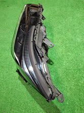 Laden Sie das Bild in den Galerie-Viewer, Frontscheinwerfer Toyota I Ein Stück (Rechts oder Links) Scheinwerfer Headlight SCH2959252390ve