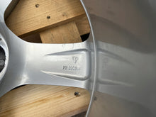 Laden Sie das Bild in den Galerie-Viewer, 1x Alufelge 18 Zoll 8.0" 5x130 Glanz 98736213601 Porsche Boxster 987 Rim Wheel FEL6341490541ll