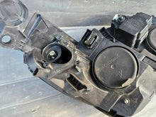 Laden Sie das Bild in den Galerie-Viewer, Frontscheinwerfer Peugeot 308 62841L256 9816990680 Vorderseite Headlight SCH3867841378fw