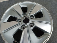 Laden Sie das Bild in den Galerie-Viewer, 1x Alufelge 15 Zoll 6.0&quot; 5x114.3 45ET N53501 Nissan Leaf Rim Wheel