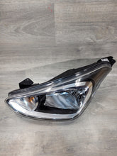 Laden Sie das Bild in den Galerie-Viewer, Frontscheinwerfer Hyundai I10 92101-B9000 Links Scheinwerfer Headlight