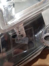 Laden Sie das Bild in den Galerie-Viewer, Frontscheinwerfer Peugeot 2008 I 90015175 9677810180 Rechts oder Links