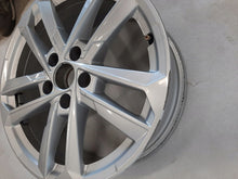 Laden Sie das Bild in den Galerie-Viewer, 1x Alufelge 17 Zoll 6.5" 5x112 43ET Glanz Silber 8Y0601025 Audi A3 Rim Wheel FEL1293685488bm