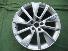 Laden Sie das Bild in den Galerie-Viewer, 1x Alufelge 18 Zoll 8.5&quot; 5x112 41ET Glanz Silber 3V0601025 Skoda Superb Iii