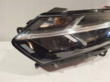 Laden Sie das Bild in den Galerie-Viewer, Frontscheinwerfer Dacia Sandero III Jogger 260608545R Links Headlight