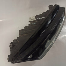 Laden Sie das Bild in den Galerie-Viewer, Frontscheinwerfer Skoda Octavia IV 030111823200 Rechts Scheinwerfer Headlight SCH5070684823pa