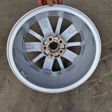 Laden Sie das Bild in den Galerie-Viewer, 1x Alufelge 15 Zoll 6.0&quot; 5x100 40ET Glanz Silber 6C0601025 VW Polo Rim Wheel