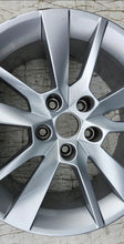 Laden Sie das Bild in den Galerie-Viewer, 1x Alufelge 17 Zoll 7.0&quot; 5x112 49ET Glanz Silber 5E0601025BG Skoda Octavia Iii
