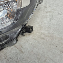 Laden Sie das Bild in den Galerie-Viewer, Frontscheinwerfer Toyota Hilux VIII Links Scheinwerfer Headlight SCH3669776049rp