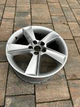 Laden Sie das Bild in den Galerie-Viewer, 1x Alufelge 16 Zoll 7.0&quot; 5x100 43ET Glanz Silber 6J0601025L Seat Rim Wheel