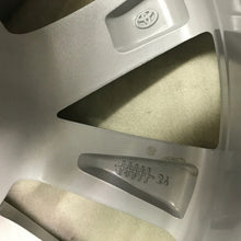 Laden Sie das Bild in den Galerie-Viewer, 1x Alufelge 17 Zoll 6.5&quot; 5x114.3 30ET Glanz Silber 8880-3 Toyota X Rim Wheel