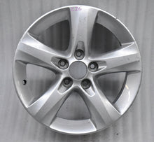 Laden Sie das Bild in den Galerie-Viewer, 1x Alufelge 16 Zoll 6.0&quot; 5x110 40ET Glanz Silber 13338770 Opel Corsa E D