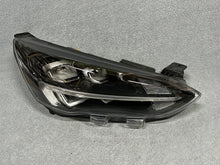 Laden Sie das Bild in den Galerie-Viewer, Frontscheinwerfer Ford Focus MK7B-13E014-EB Xenon Rechts Scheinwerfer Headlight