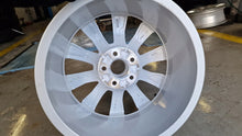 Load image into Gallery viewer, 1x Alufelge 17 Zoll 7.0&quot; 5x112 34ET Glanz Silber 80A601025 Audi Rim Wheel