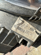 Laden Sie das Bild in den Galerie-Viewer, Frontscheinwerfer Dacia Sandero 260104793R LED Ein Stück (Rechts oder Links)