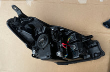 Laden Sie das Bild in den Galerie-Viewer, Frontscheinwerfer Toyota Yaris 81170-0DK10 Links Scheinwerfer Headlight SCH4181918322ca