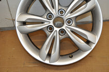 Load image into Gallery viewer, 1x Alufelge 17 Zoll 6.5" 5x114.3 48ET Glanz Silber 52910-2S200 Hyundai Ix35 FEL4432629672an