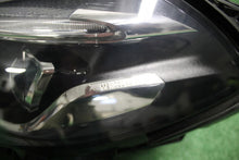 Laden Sie das Bild in den Galerie-Viewer, Frontscheinwerfer Mercedes-Benz W246 A2469066101 LED Links Headlight SCH6758245717he