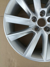 Load image into Gallery viewer, 1x Alufelge 17 Zoll 6.5" 5x100 40ET Glanz Silber 657601025 Skoda Scala Rim Wheel FEL8047061427mk