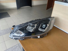 Laden Sie das Bild in den Galerie-Viewer, Frontscheinwerfer Ford Kuga LV4B-13W030-AK Links Scheinwerfer Headlight