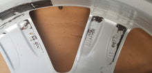 Load image into Gallery viewer, 1x Alufelge 18 Zoll 7.5&quot; 5x112 40ET Glanz Silber 601025AM VW Phaeton Rim Wheel
