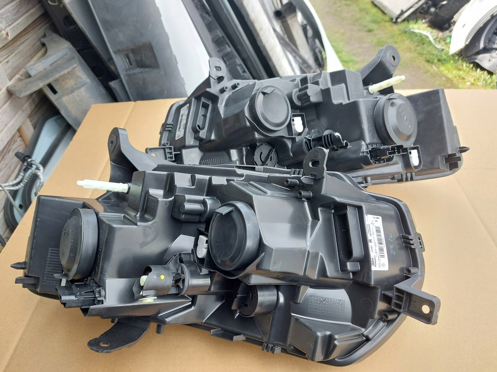 Frontscheinwerfer Renault Logan Sandero II 260103933 260606236 Rechts oder Links