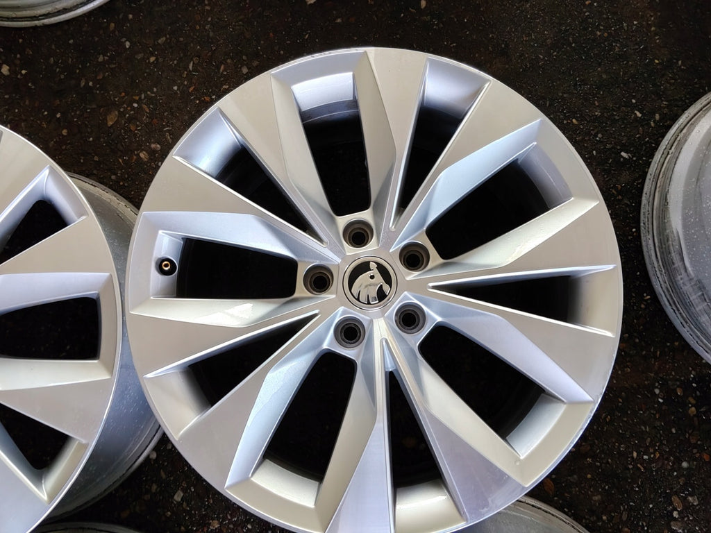 4x Alufelge 18 Zoll 8.0" 5x112 44ET Glanz Silber 3V0601025R Skoda Superb I FEL9438108995vs