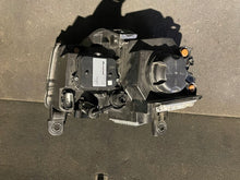 Load image into Gallery viewer, Frontscheinwerfer Jeep Grand Cherokee T77598B Rechts Scheinwerfer Headlight SCH6808816755qa