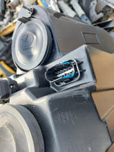 Load image into Gallery viewer, Frontscheinwerfer Renault Master 260607867 Links Scheinwerfer Headlight