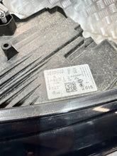 Laden Sie das Bild in den Galerie-Viewer, Frontscheinwerfer Skoda Enyaq 5LB941015G Links Scheinwerfer Headlight