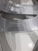 Load image into Gallery viewer, 1x Alufelge 17 Zoll 7.0" 5x112 49ET Glanz Silber KBA49465 BMW 1 Rim Wheel FEL6083379082ht