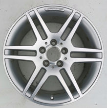 Laden Sie das Bild in den Galerie-Viewer, 1x Alufelge 17 Zoll 8.5" 5x112 58ET Glanz Silber A2044014602 Mercedes-Benz W204 FEL7308638243za