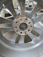 Laden Sie das Bild in den Galerie-Viewer, 4x Alufelge 17 Zoll 7.0" 5x112 48 5ET Glanz Silber A2054018000 Mercedes-Benz I FEL9501591190jz