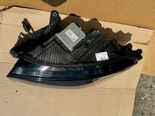 Laden Sie das Bild in den Galerie-Viewer, Frontscheinwerfer Skoda Enyaq 5LB941015 Links Scheinwerfer Headlight