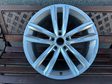 Laden Sie das Bild in den Galerie-Viewer, 1x Alufelge 18 Zoll 8.0" 5x112 44ET Glanz Silber 3G0601025H VW Passat B8 FEL7745153742uh