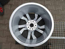 Laden Sie das Bild in den Galerie-Viewer, 1x Alufelge 18 Zoll 8.5" 5x112 50ET Glanz 8S0601025AN Audi Tt Rim Wheel FEL9004812059dq