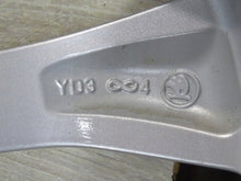 Laden Sie das Bild in den Galerie-Viewer, 1x Alufelge 19 Zoll 7.0&quot; 5x112 43ET Matt Silber 565601025T Skoda Kodiaq