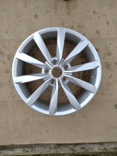 Load image into Gallery viewer, 1x Alufelge 17 Zoll 6.0&quot; 5x112 48ET Glanz Silber 5G0601025K VW Golf Rim Wheel