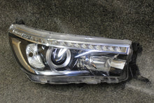 Laden Sie das Bild in den Galerie-Viewer, Frontscheinwerfer Toyota Hilux LED Ein Stück (Rechts oder Links) Headlight