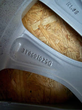 Laden Sie das Bild in den Galerie-Viewer, 1x Alufelge 17 Zoll 5x112 3T0601025G Skoda Superb Rim Wheel FEL8470349621la