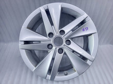 Laden Sie das Bild in den Galerie-Viewer, 1x Alufelge 16 Zoll 7.0&quot; 5x112 48ET Glanz Silber 5H0601025 VW Golf Rim Wheel