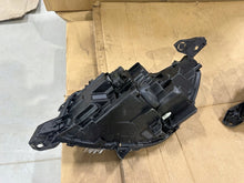 Laden Sie das Bild in den Galerie-Viewer, Frontscheinwerfer Peugeot 2008 9833036180 9833036380 LED Rechts oder Links