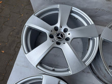 Laden Sie das Bild in den Galerie-Viewer, 4x Alufelge 18 Zoll 8.5&quot; 5x112 48ET Glanz Silber A2124011302 Mercedes-Benz