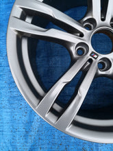 Laden Sie das Bild in den Galerie-Viewer, 1x Alufelge 18 Zoll 8.5" 5x120 47ET Glanz Grau 7852492 BMW 3 F30 F32 Rim Wheel FEL2613839830mr