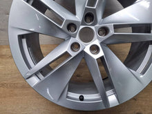 Load image into Gallery viewer, 1x Alufelge 19 Zoll 8.0" 5x112 45ET Glanz Silber 5LA601025B Skoda Enyaq Iv FEL5807616601jt