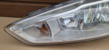 Laden Sie das Bild in den Galerie-Viewer, Frontscheinwerfer Ford Focus F1EB-13W030-AF Links Scheinwerfer Headlight SCH9799368947wr